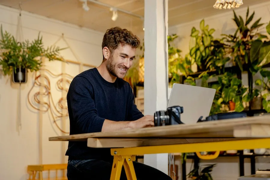 Empreendedor sorrindo no notebook