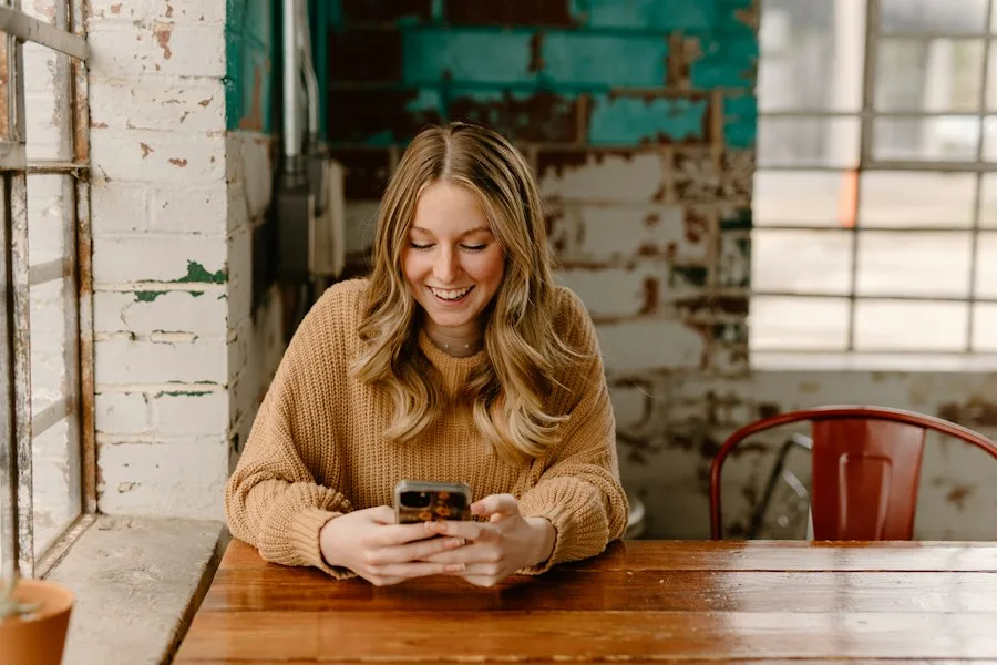 Cliente sorrindo com o celular