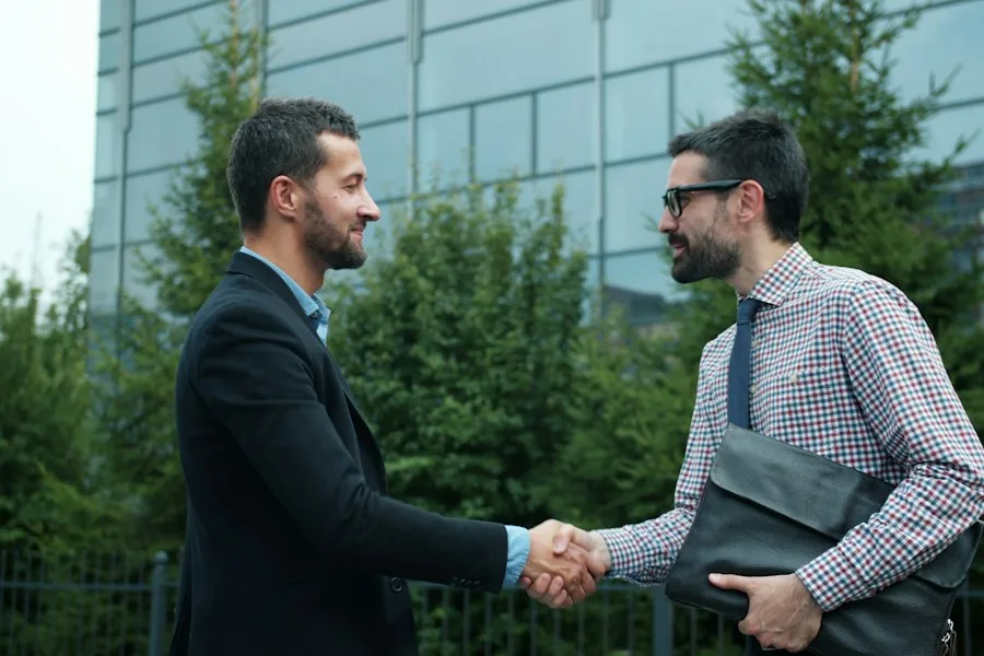 Executivos fechando negócio com aperto de mão